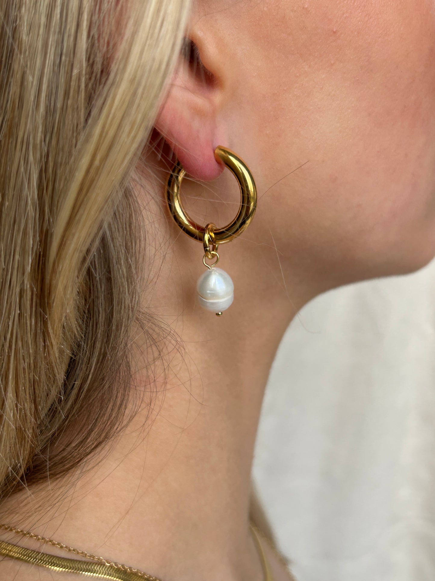 Single Pearl Drop | Earrings