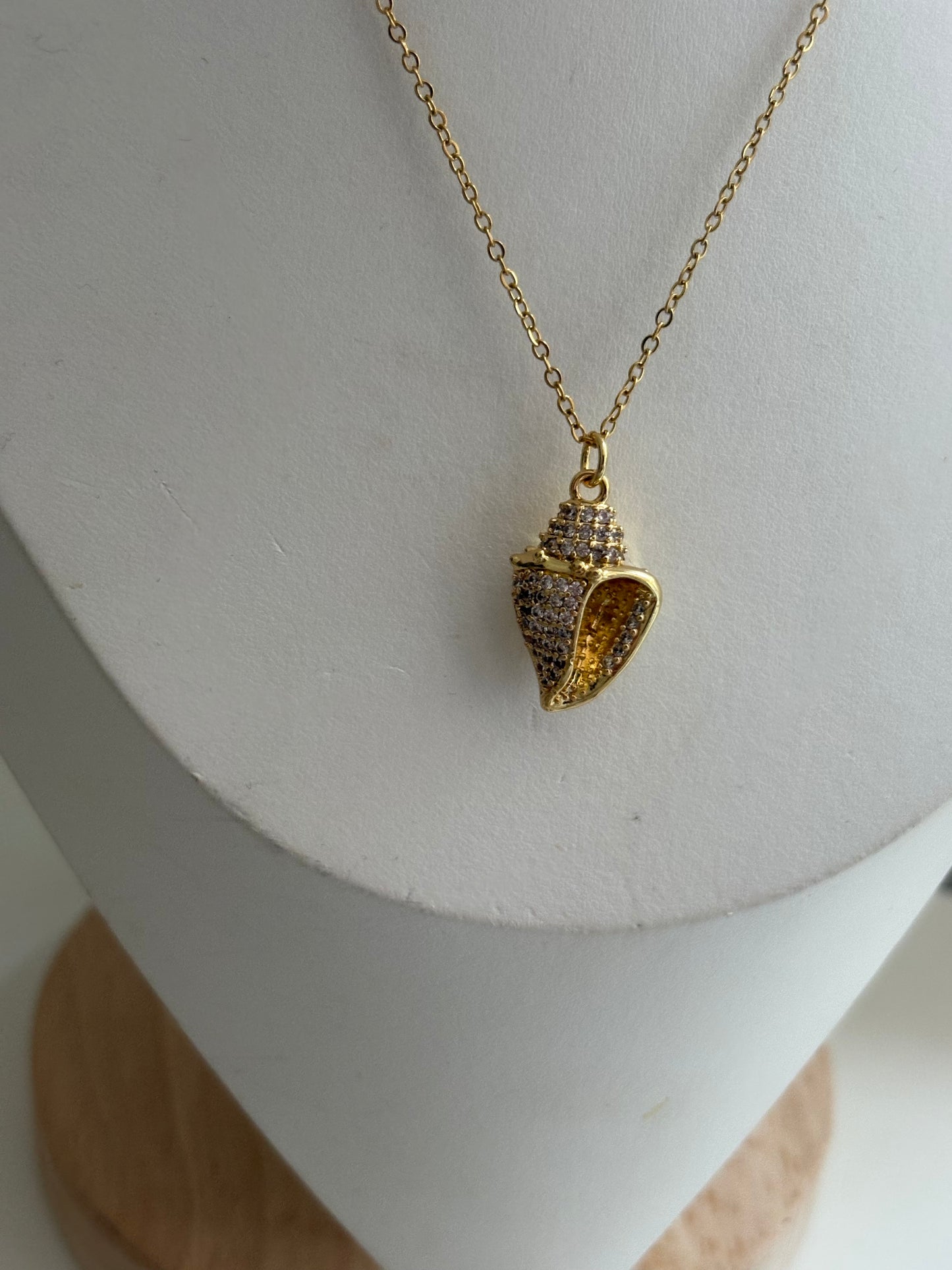 Conch Pendant Shell Necklace