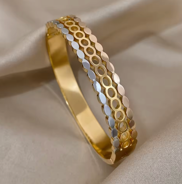 Stunning 3 layer mixed metal bangle
